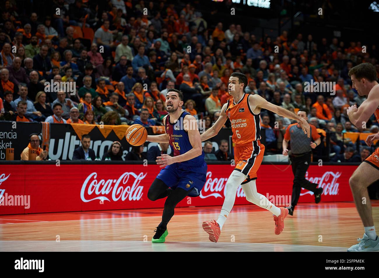Valencia , Espagne , 9, février 2025. Tomas Satoransky du FC Barcelone (l) et Xabi Lopez Arostegui du Valencia basket (R) lors de la 20e manche de la saison régulière de la Ligue Endesa. Crédit : Vicente Vidal Fernandez/Alamy Live News Banque D'Images