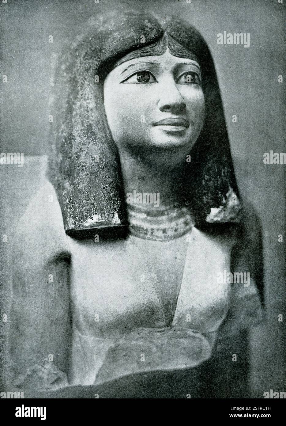 Partie supérieure d'une statue peinte d'une femme noble de l'ancien Empire, IVe dynastie, 2543-2473 av. J.-C. Il faisait partie de la collection de Lord Carnarvon. L’image a été publiée pour la première fois en 1935, dans “Ancient Wonders” de John A Hammerton. Lord Carnarvon est surtout connu pour avoir financé la découverte et l'excavation de la tombe de Toutankhamon dans la vallée des Rois. Il a été le principal bailleur de fonds pour plusieurs fouilles égyptiennes de Howard carter. Banque D'Images