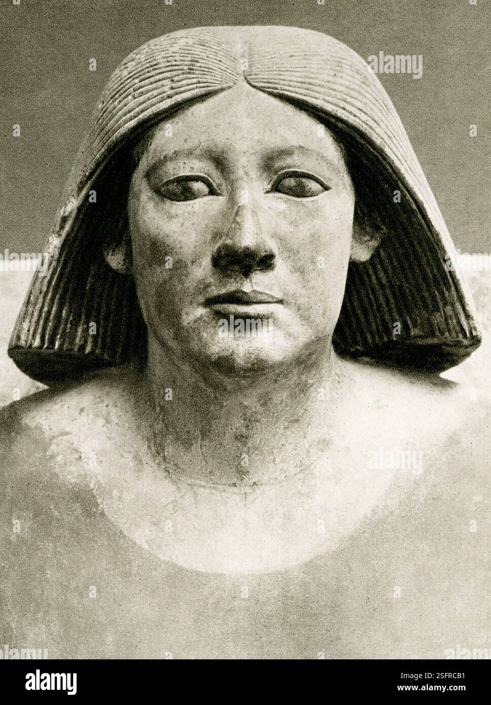 Tête de statue en calcaire de Ranofer [également orthographié Ranefer] de Sakkara – logée au Musée du Caire. La photo est de 1925. La statue date de l'ancien Empire Ve dynastie (c. 2494-2345 av. J.-C.). Ranefer était un grand prêtre de Ptah et Seker à Memphis à la fin de la IVe dynastie et au début de la Ve dynastie. Son nom signifie « Ra est beau ». Son titre principal était « le plus grand des directeurs d’artisans appartenant à la journée du festival » Banque D'Images