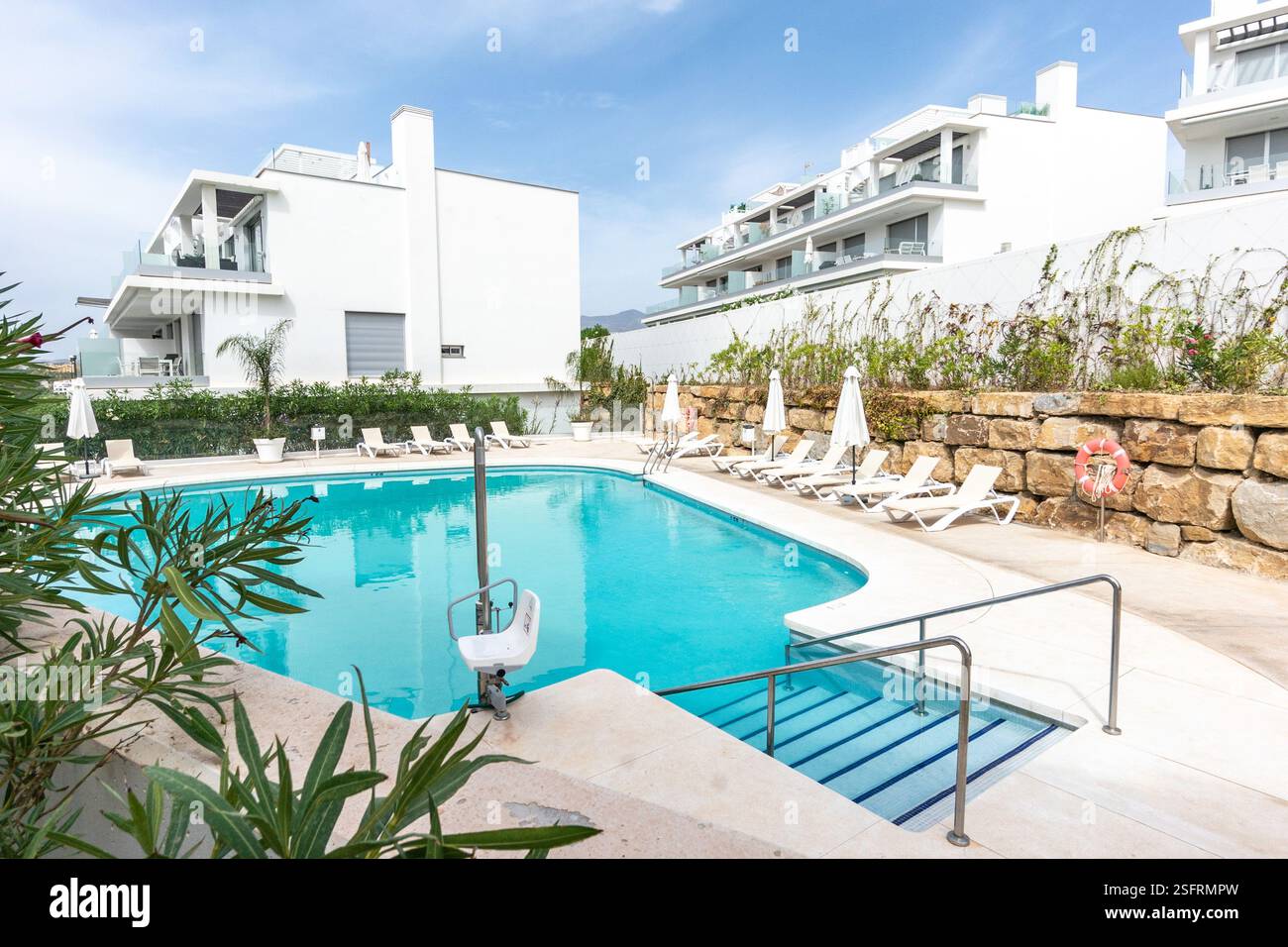 une image d'une grande piscine de luxe avec chaises longues dans le complexe méditerranéen de maisons de vacances Banque D'Images