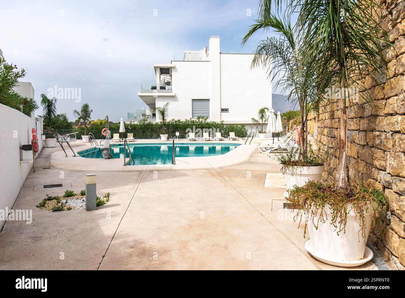 une image d'une piscine extérieure au cœur d'un complexe de maisons de vacances méditerranéennes Banque D'Images