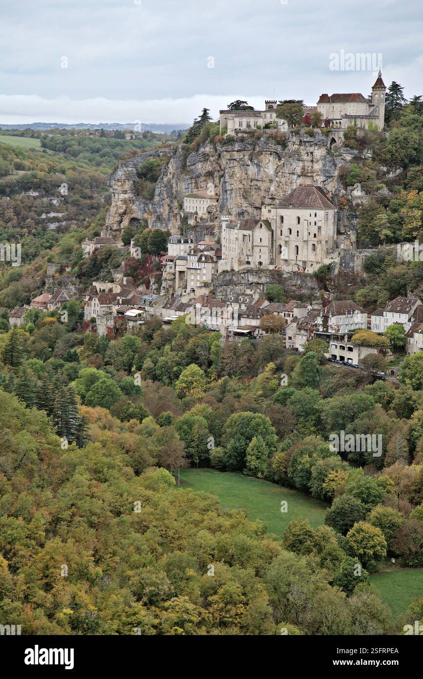 Rocamadour présente une architecture époustouflante à flanc de falaise au milieu d'une végétation luxuriante et d'un ciel spectaculaire, riche en histoire. Banque D'Images
