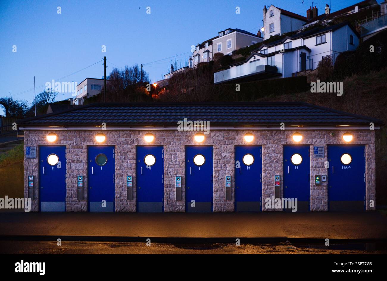Une rangée de toilettes publiques tôt le matin à Filey, North Yorkshire Banque D'Images