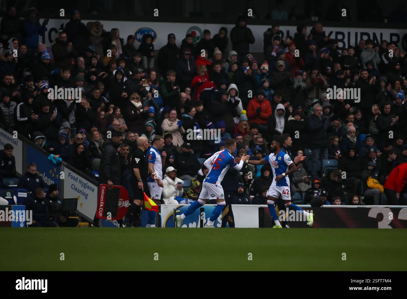 Emmanuel Dennis fait place à Cauley Woodrow des Blackburn Rovers lors de leur match de FA Cup, quatrième tour contre Wolverhampton Wanderers Banque D'Images