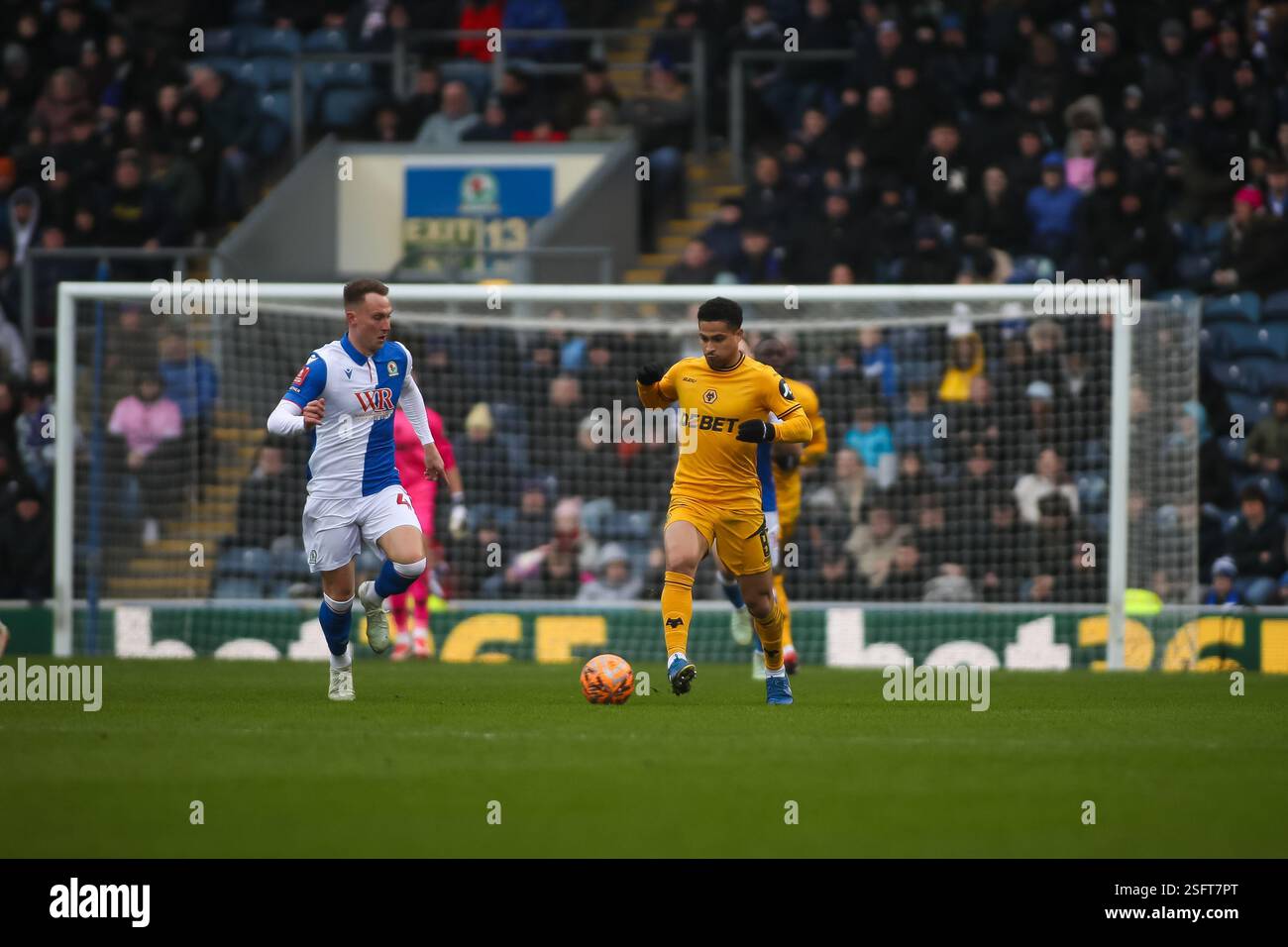 João Gomes de Wolverhampton Wanderers dribble avec le ballon mais est mis sous pression par Cauley Woodrow de Blackburn Rovers lors de la FA Cup, quatrième tour Banque D'Images