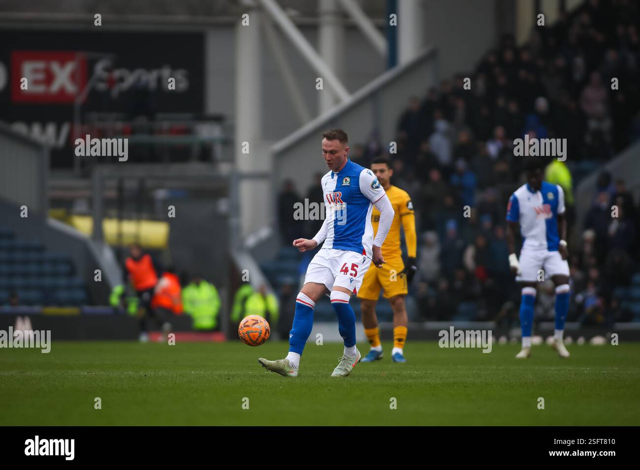 Cauley Woodrow des Blackburn Rovers passe le ballon lors de la FA Cup, quatrième tour match entre Blackburn Rovers et Wolverhampton Wanderers Banque D'Images