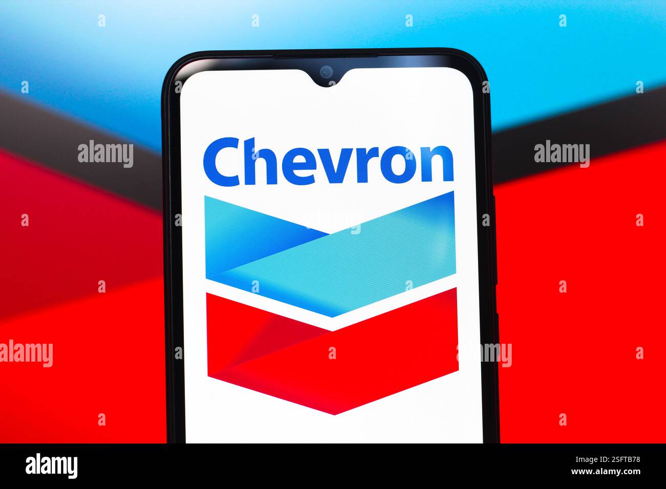 Dans cette illustration photo, le logo Chevron Corporation est affiché sur l'écran d'un téléphone intelligent. Banque D'Images
