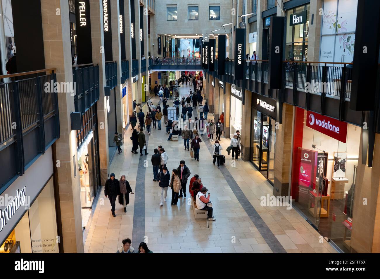 Les clients du Grand Arcade Cambridge se promènent dans le centre commercial moderne Banque D'Images