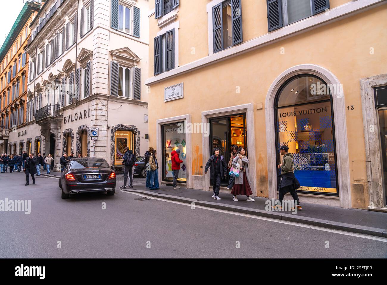 Via Condotti, à côté de la Piazza Spagna, une rue célèbre pour les marques de luxe s'y installent. Rome. Italie. Banque D'Images