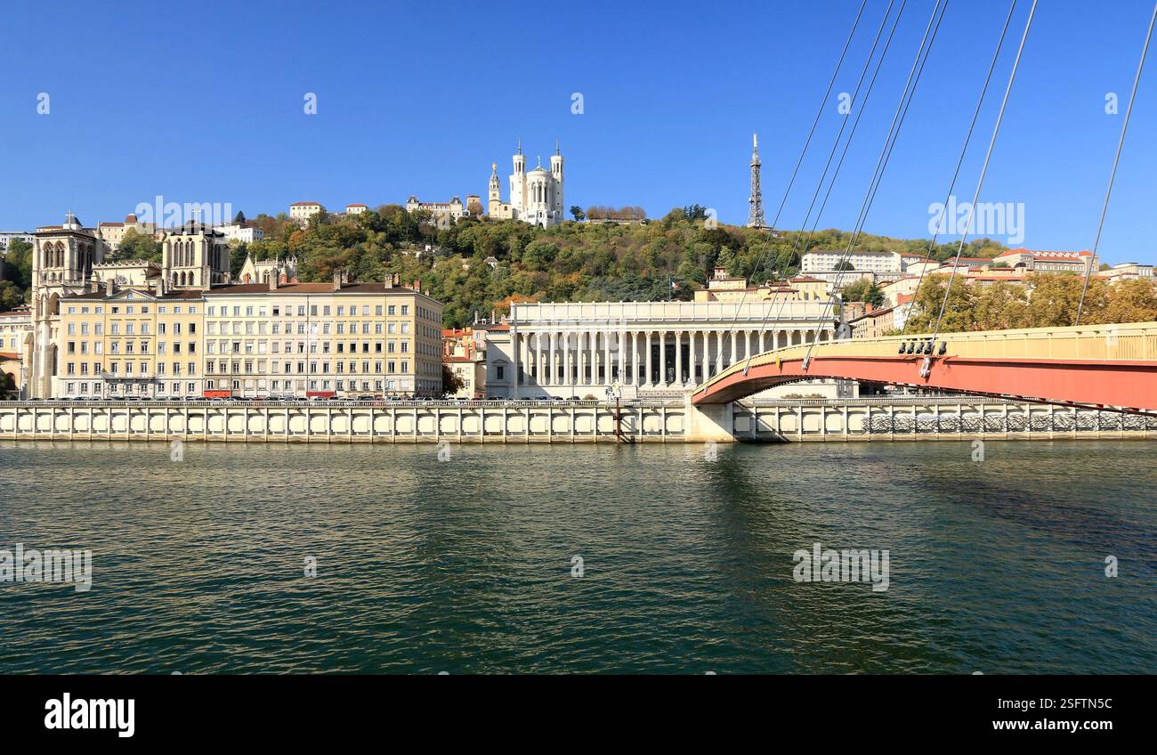 Vue générale du Rhône à Lyon et de la colline de Fourvière. Banque D'Images