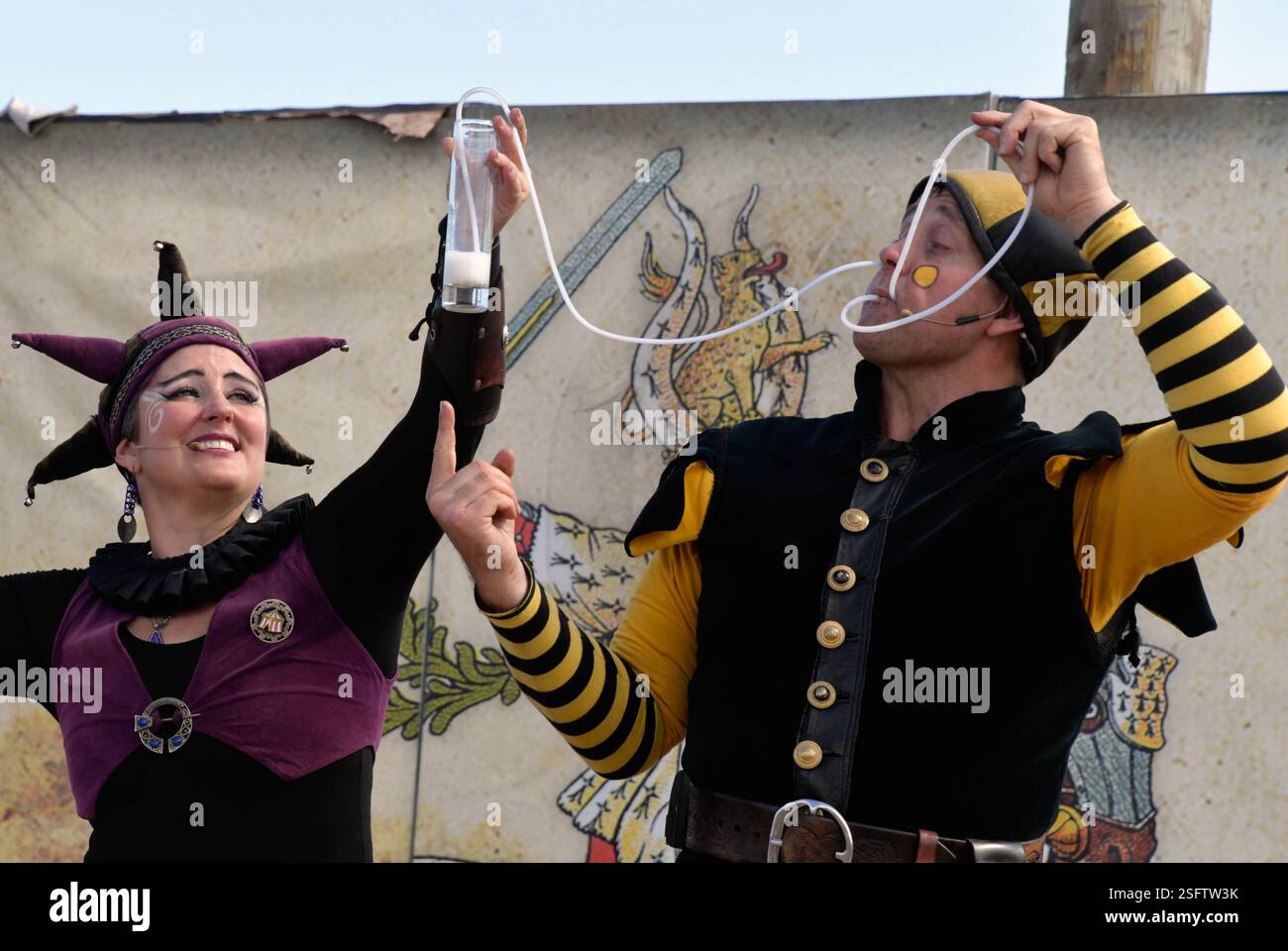 Melbourne, Comté de Brevard, Floride, États-Unis. Samedi. 8 février 2025. Brevard Renaissance Fair Celtic Weekend a eu lieu sous un ciel bleu clair à Castle Park. De la musique et des actes du monde entier ont joué à un corsé vêtu de costumes à thème. Des costumes faits à la main et des articles de nourriture étaient en vente dans le parc. Crédit : Julian Leek/Alamy Live News Banque D'Images