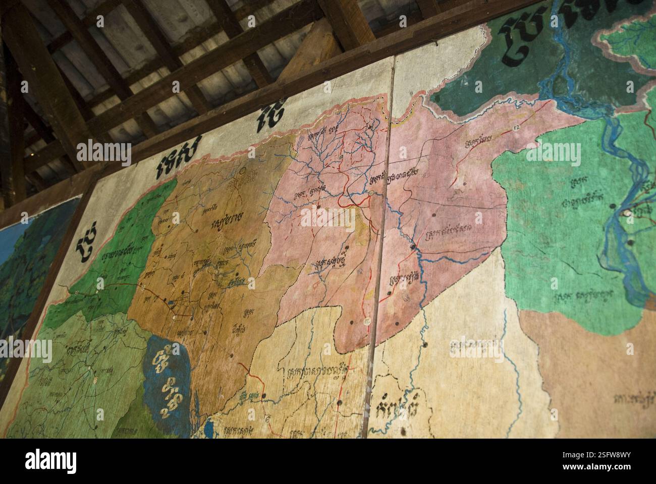 Une carte du Cambodge est accrochée dans la maison de Ta Mok, un haut dirigeant des Khmers rouges, à Anlong Veng, au Cambodge. Banque D'Images