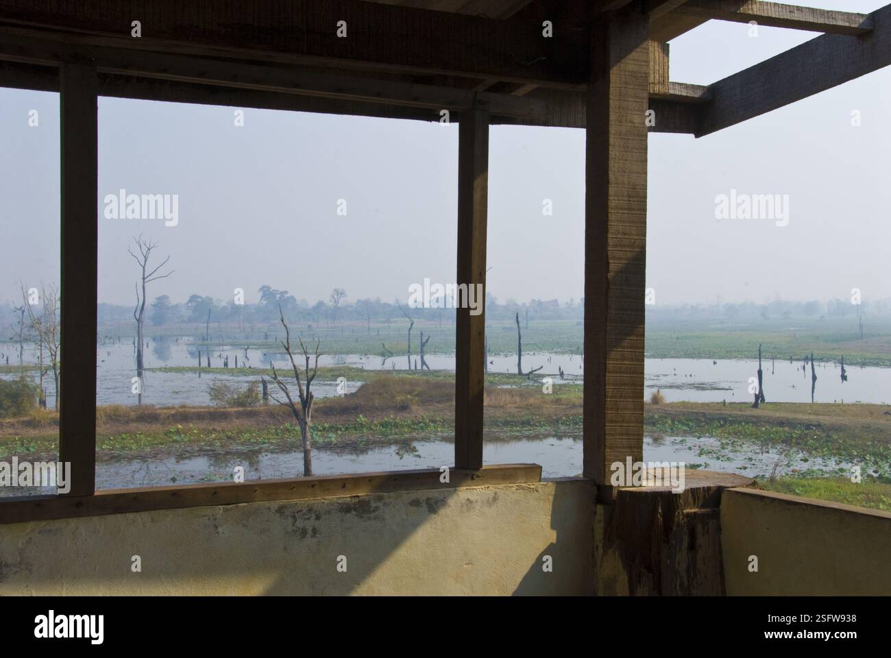 La maison de Ta Mok surplombe un lac étrange près des vestiges de la maison de Pol pot, Anlong Veng, Cambodge. Banque D'Images