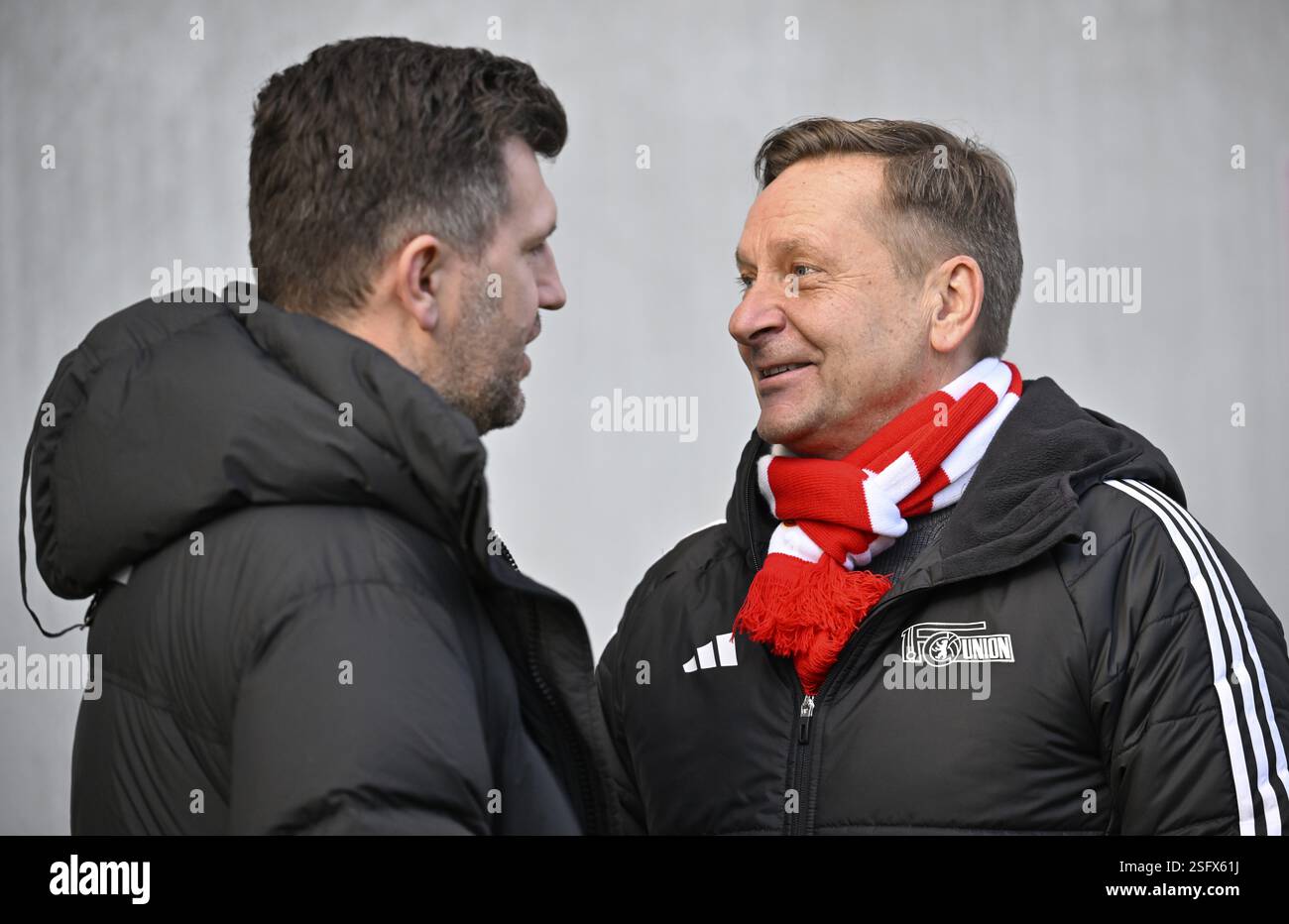 Directeur général Sport Andreas Schicker TSG 1899 Hoffenheim en discussion avec le directeur général du football professionnel Horst Heldt FCU Union Berlin F Banque D'Images