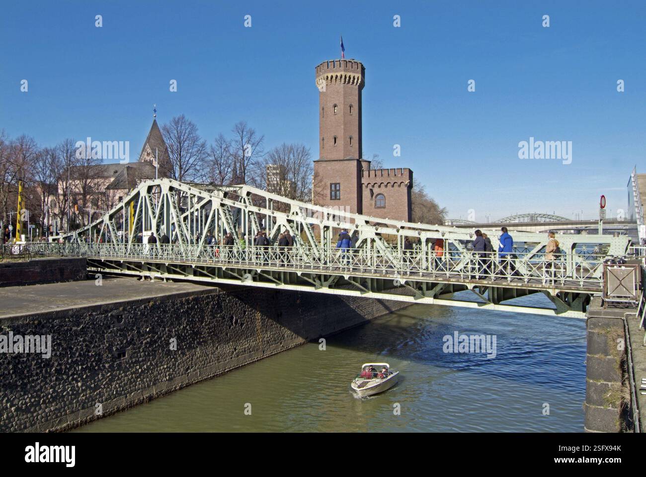 Cologne - pont tournant - presqu'île de Rheinau - tour Malakoff - église paroissiale Sainte-Marie en Lyskirchen Banque D'Images