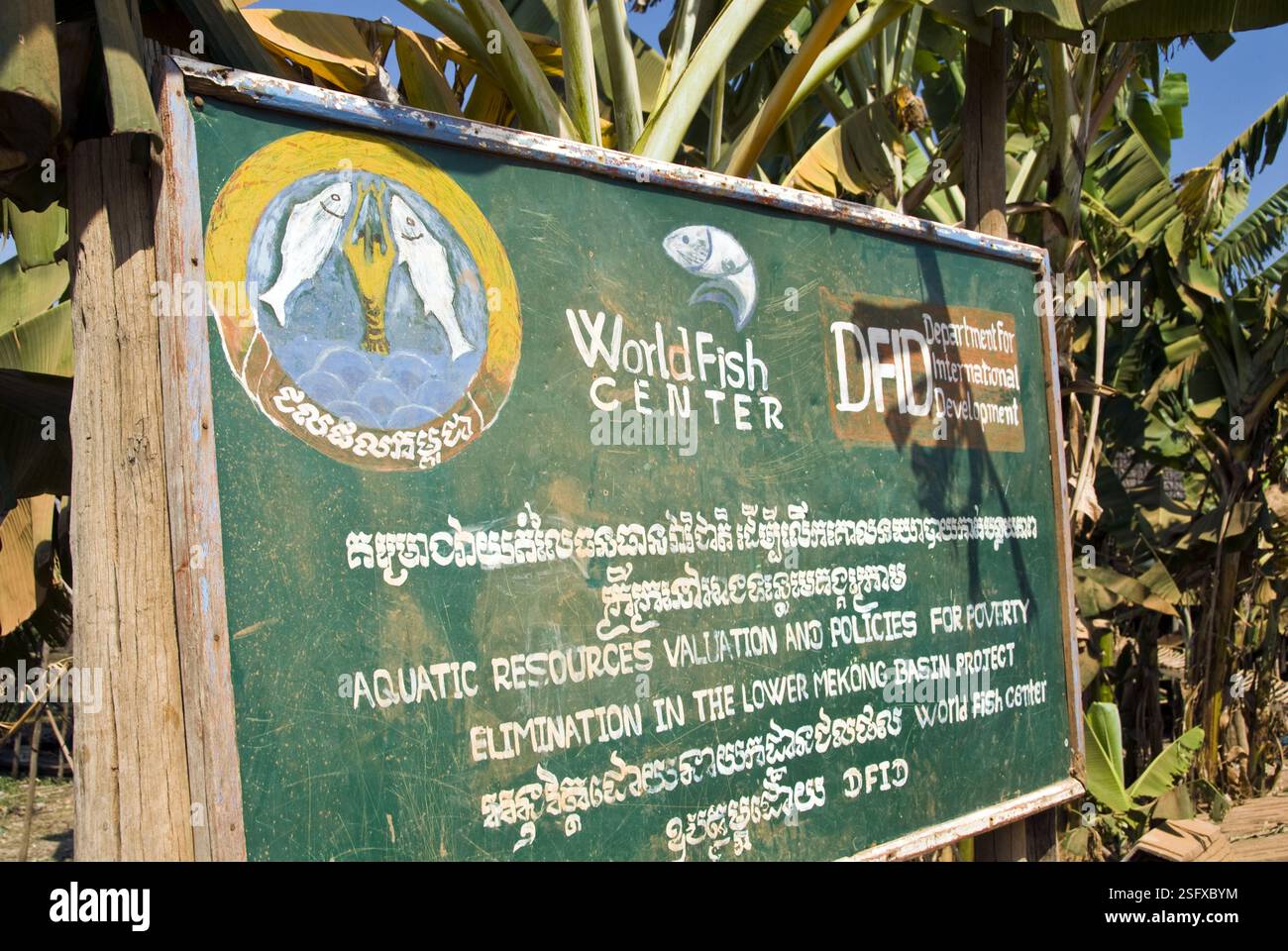 Panneau pour World Fish Center dans un village sur le lac Tonle SAP, près de Siem Reap. Banque D'Images