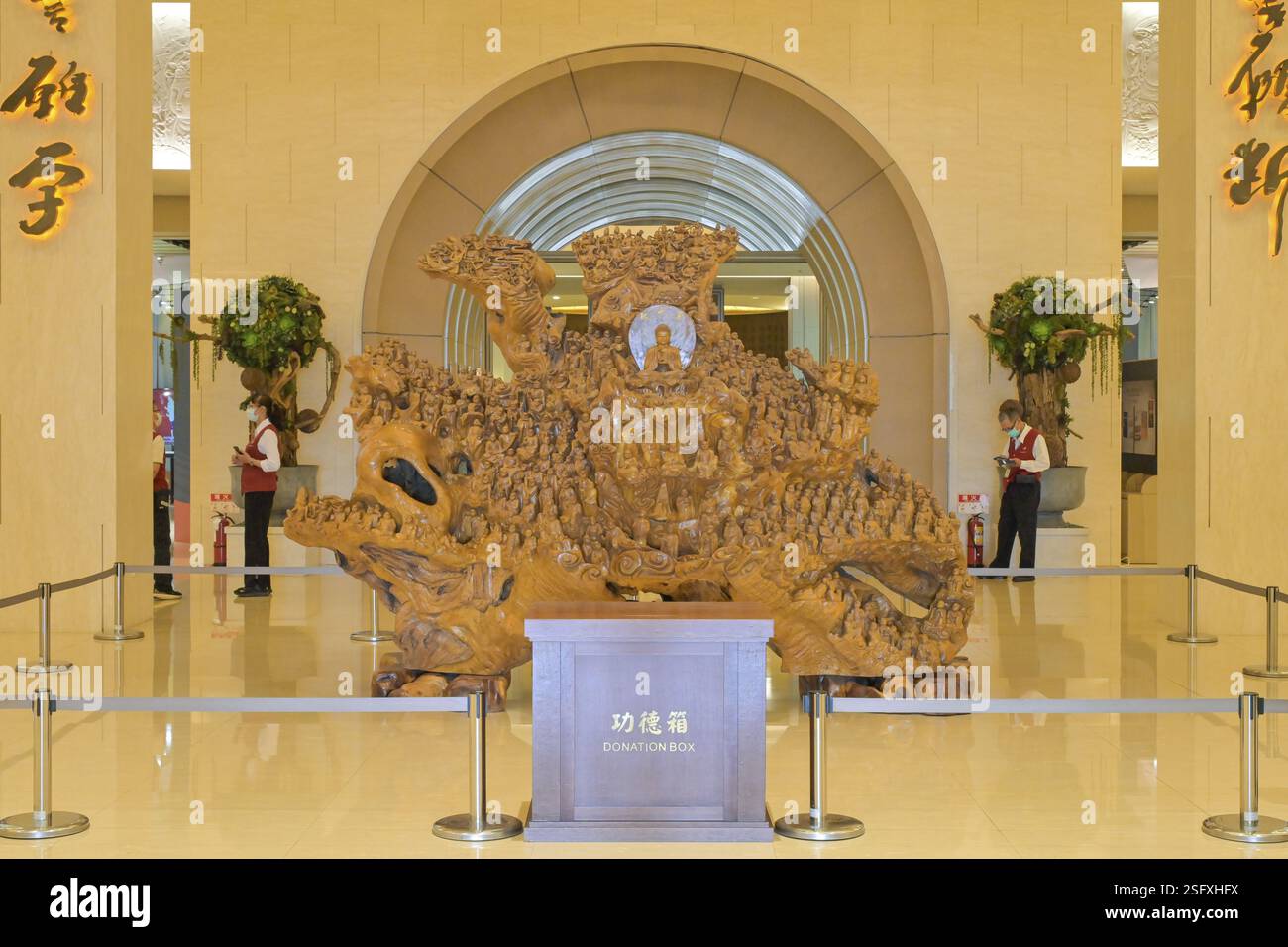 Sculpture en bois, Bouddha enseignant ses 500 disciples, vestibule, Musée de Bouddha Fo Guang Shan, Tongling Rd, district de Dashu, Kaohsiung, Taiwan, Asie Banque D'Images Sculpture en bois, Bouddha enseignant ses 500 disciples, vestibule, Musée de Bouddha Fo Guang Shan, Tongling Rd, district de Dashu, Kaohsiung, Taiwan, Asie Banque D'Images