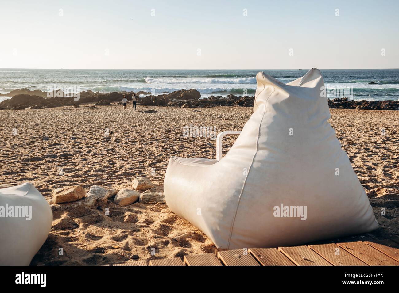 Sièges confortables sur la plage au bord de l'océan à Porto Banque D'Images