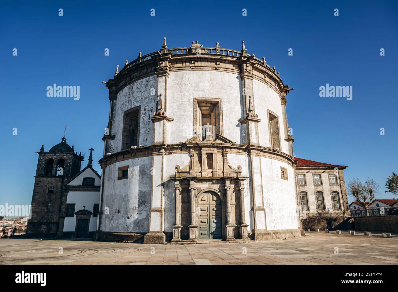 Mosteiro da Serra do Pilar, ancien monastère datant des années 1500, situé sur une colline et remarquable pour son église ronde et son cloître. Banque D'Images