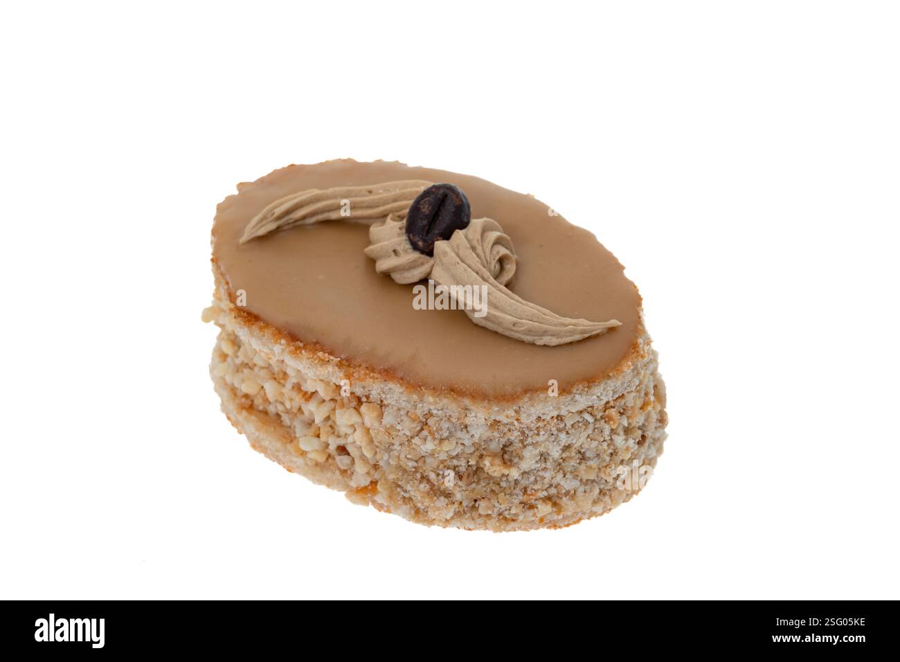 Gâteau traditionnel de Calais sur fond blanc. Un gâteau de Calais est un gâteau aromatisé à la meringue de noisette et au café de la région du Pay de Calais du Nord F. Banque D'Images
