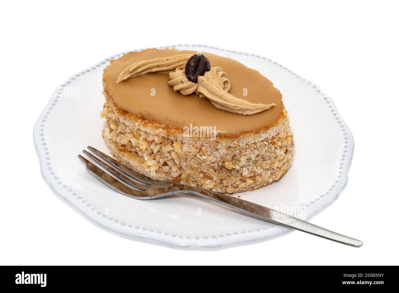 Gâteau traditionnel de Calais sur fond blanc. Un gâteau de Calais est un gâteau aromatisé à la meringue de noisette et au café de la région du Pay de Calais du Nord F. Banque D'Images