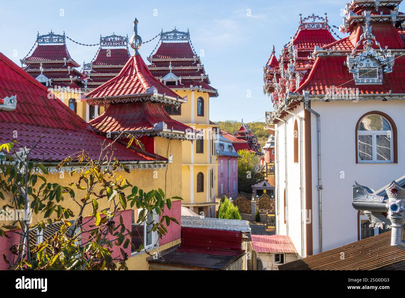 Hunedoara, Roumanie - 08 octobre 2024 : les palais romains gitans, des demeures de luxe élaborées et extrêmement décorées Banque D'Images