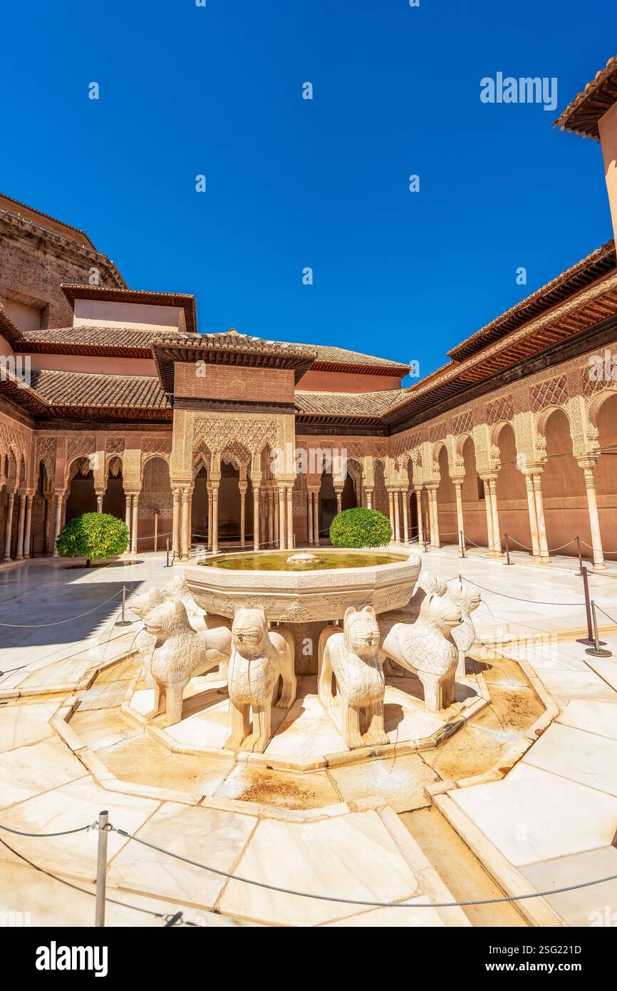 La fontaine de marbre des Lions à l'Alhambra Un chef-d'œuvre de l'artisanat du marbre nasride et de l'élégance architecturale mauresque à Grenade Banque D'Images