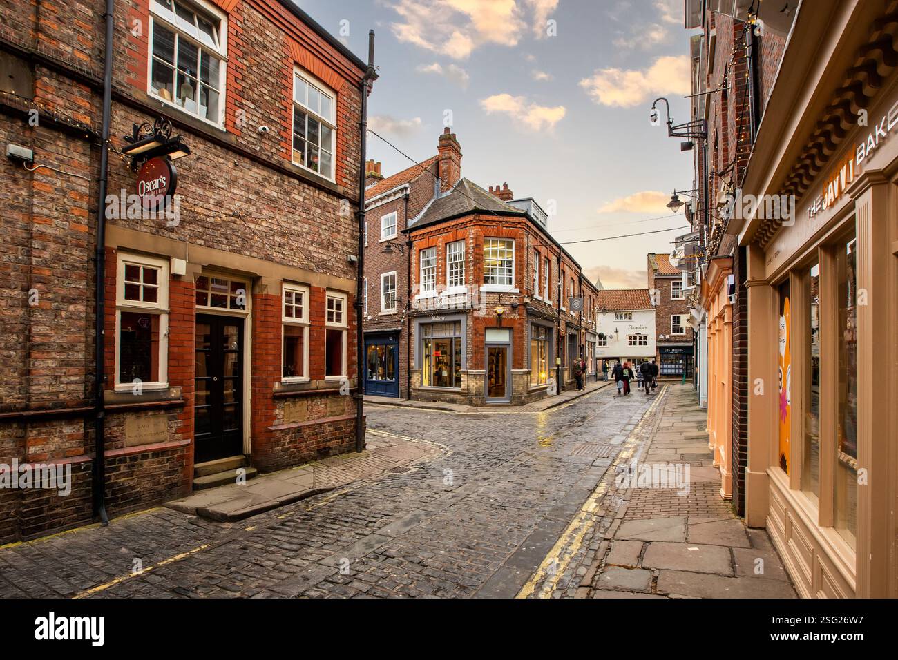 SWINEGATE, YORK, ROYAUME-UNI - 9 FÉVRIER 2025. Un paysage grand angle d'entreprises et de magasins locaux dans le quartier exclusif de Swinegate de la ville de York, au Royaume-Uni Banque D'Images