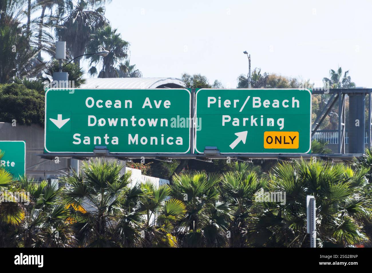 Ocean Ave Downtown Santa Monica et Pier Beach parking panneaux sur Pacific Coast Highway dans le comté de Los Angeles en Californie. Banque D'Images