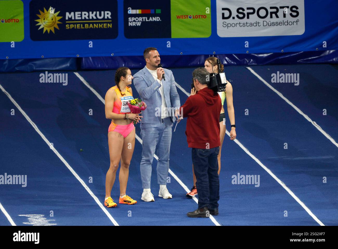 Leichtathletik, 5 ans. Réunion INTÉRIEURE de l'ISTAF Duesseldorf, 09. 02. 2024 PSD - Banque - Dôme à Duesseldorf modérateur Florian-Michael WEBER 2.v.Li.- interview die Siegerin über 60 m Hürden Rosina Schneider (TV Sulz) Li.- und die Zweitplatzierte Marlene Meier (TSV Bayer 04 Leverkusen) Re.- Foto : Norbert Schmidt, Düsseldorf Banque D'Images