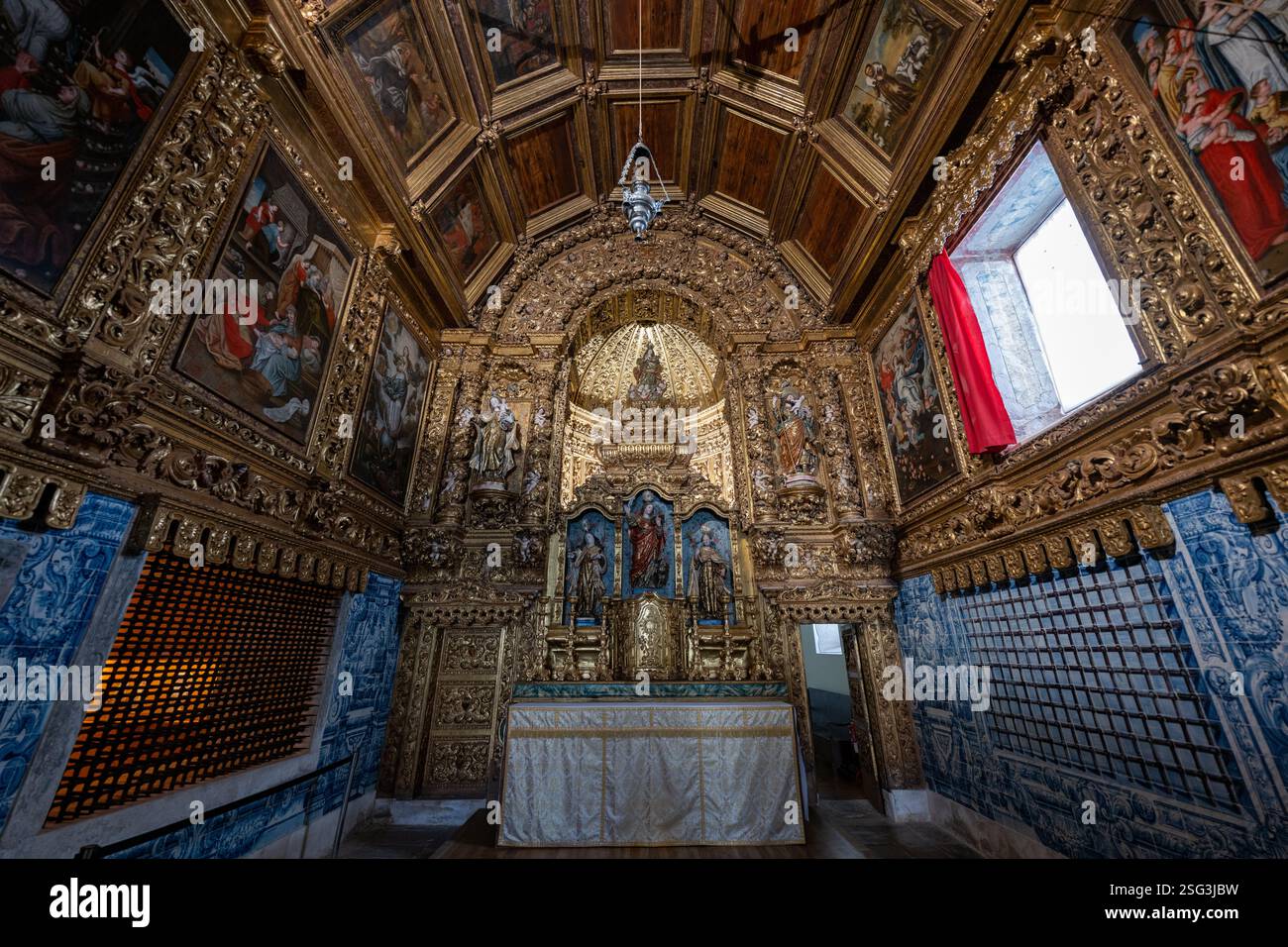 Aveiro, Portugal - 16 août 2024 : Eglise de Sao Joao Evangelista das Carmelitas (Igreja de Sao Joao Evangelista das Carmelitas) sur la place marques d Banque D'Images