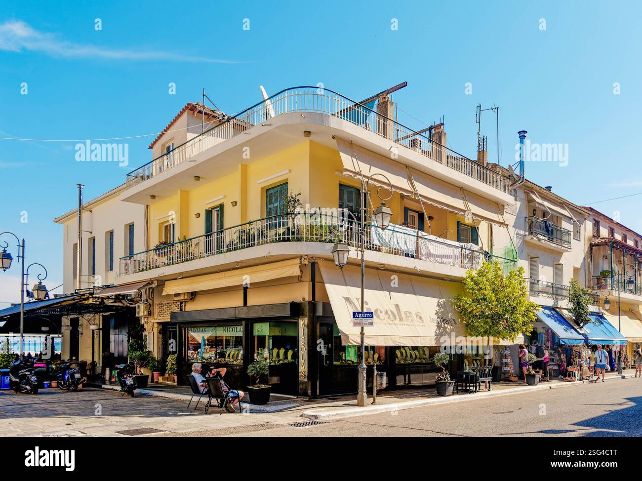KATAKOLO, GRÈCE - 27 octobre 2024 : Nicolas Jewelers au coin de Katakolo Grèce Banque D'Images