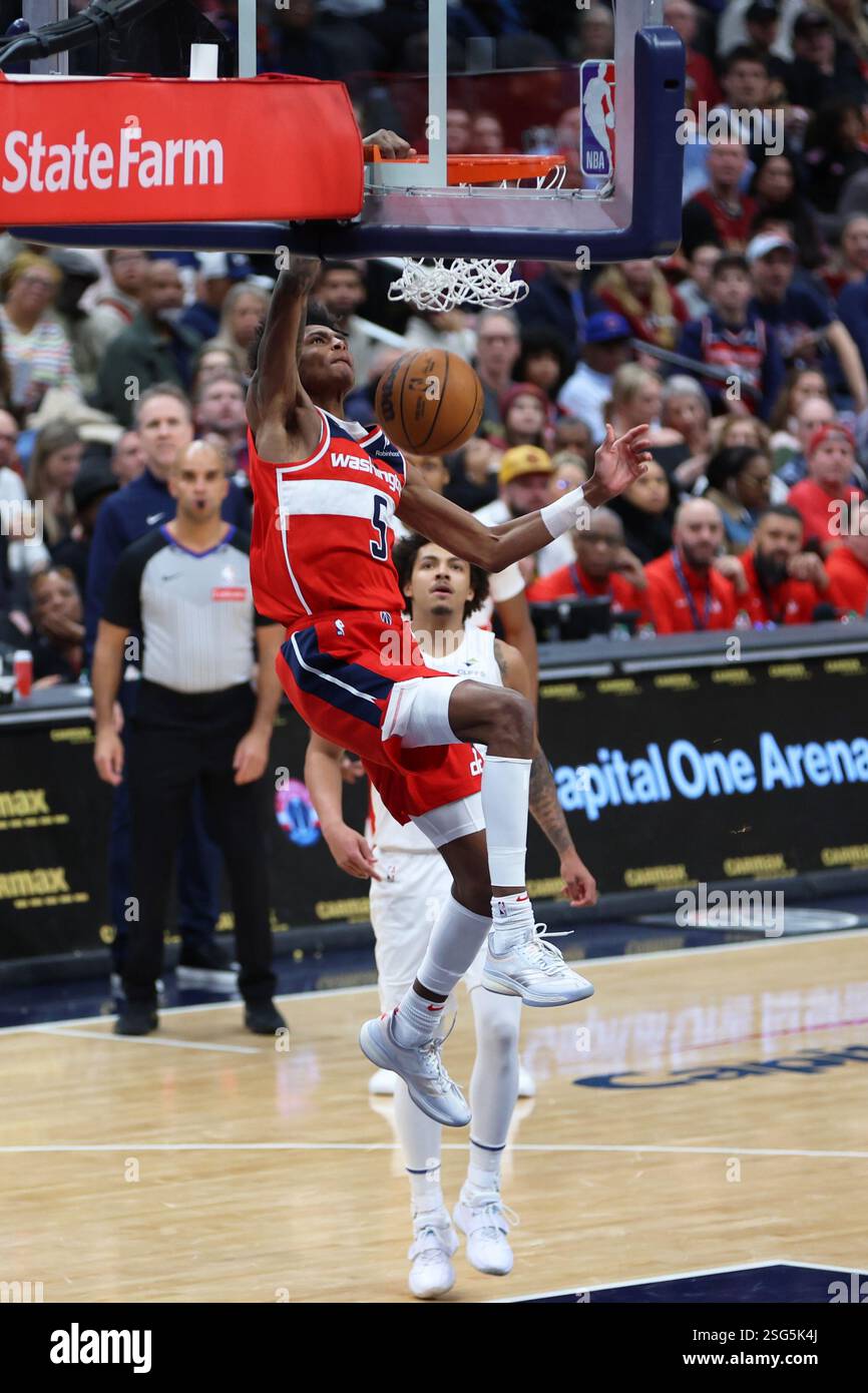 7 février 2025, Washington, District de Columbia, États-Unis : AJ JOHNSON #5 des Wizards de Washington dunque le ballon contre les cavaliers de Cleveland pendant la seconde moitié de l'action NBA. (Crédit image : © Sabina Shysh/ZUMA Press Wire) USAGE ÉDITORIAL SEULEMENT! Non destiné à UN USAGE commercial ! Banque D'Images