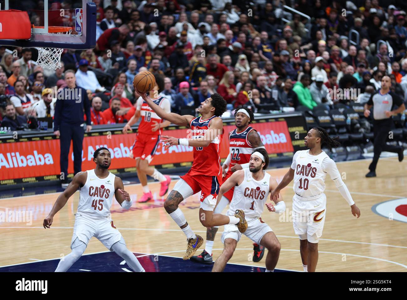7 février 2025, Washington, District de Columbia, États-Unis : JORDAN POOLE #13 des Wizards de Washington se dirige vers le panier contre les cavaliers de Cleveland pendant la seconde moitié de l'action NBA. (Crédit image : © Sabina Shysh/ZUMA Press Wire) USAGE ÉDITORIAL SEULEMENT! Non destiné à UN USAGE commercial ! Banque D'Images