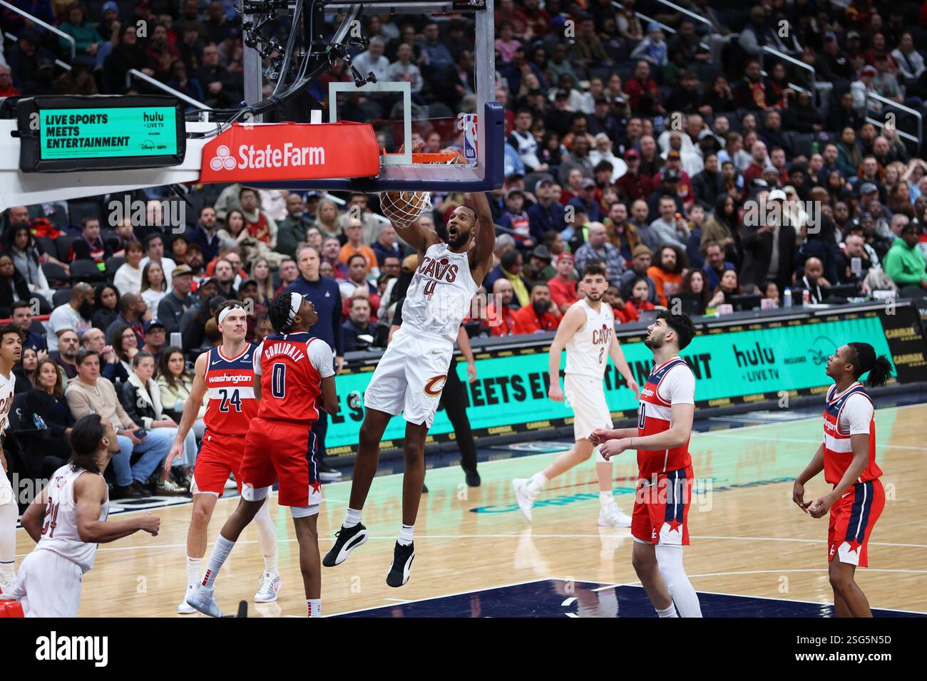 7 février 2025, Washington, District de Columbia, États-Unis : EVAN MOBLEY #4 des cavaliers de Cleveland dunks contre BILAL COULIBALY #0 des Wizards de Washington pendant la première moitié de l'action NBA. (Crédit image : © Sabina Shysh/ZUMA Press Wire) USAGE ÉDITORIAL SEULEMENT! Non destiné à UN USAGE commercial ! Banque D'Images