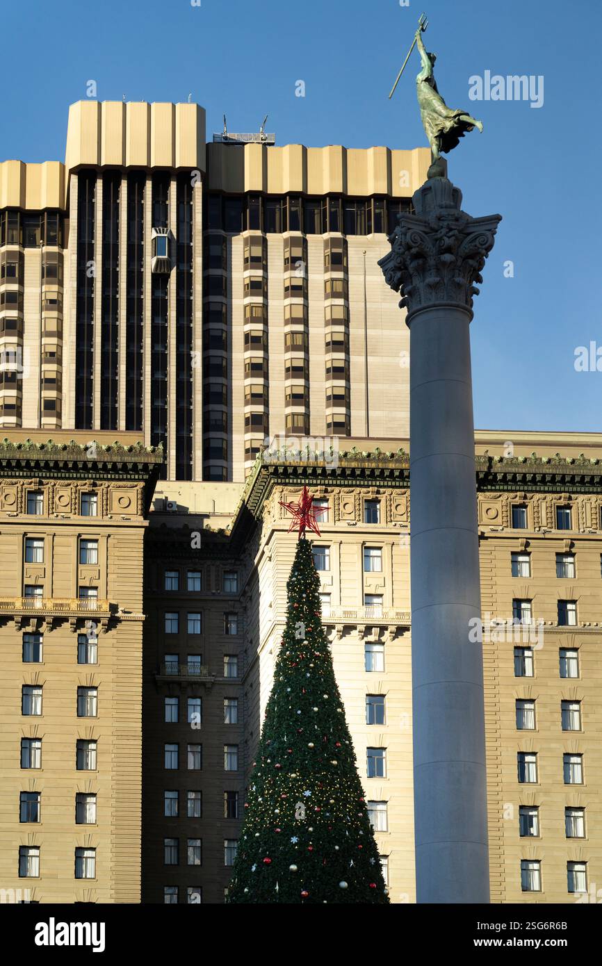 Arbre de Noël à la base du monument de Columbus, en face du bâtiment de la réserve fédérale, San Francisco. Banque D'Images