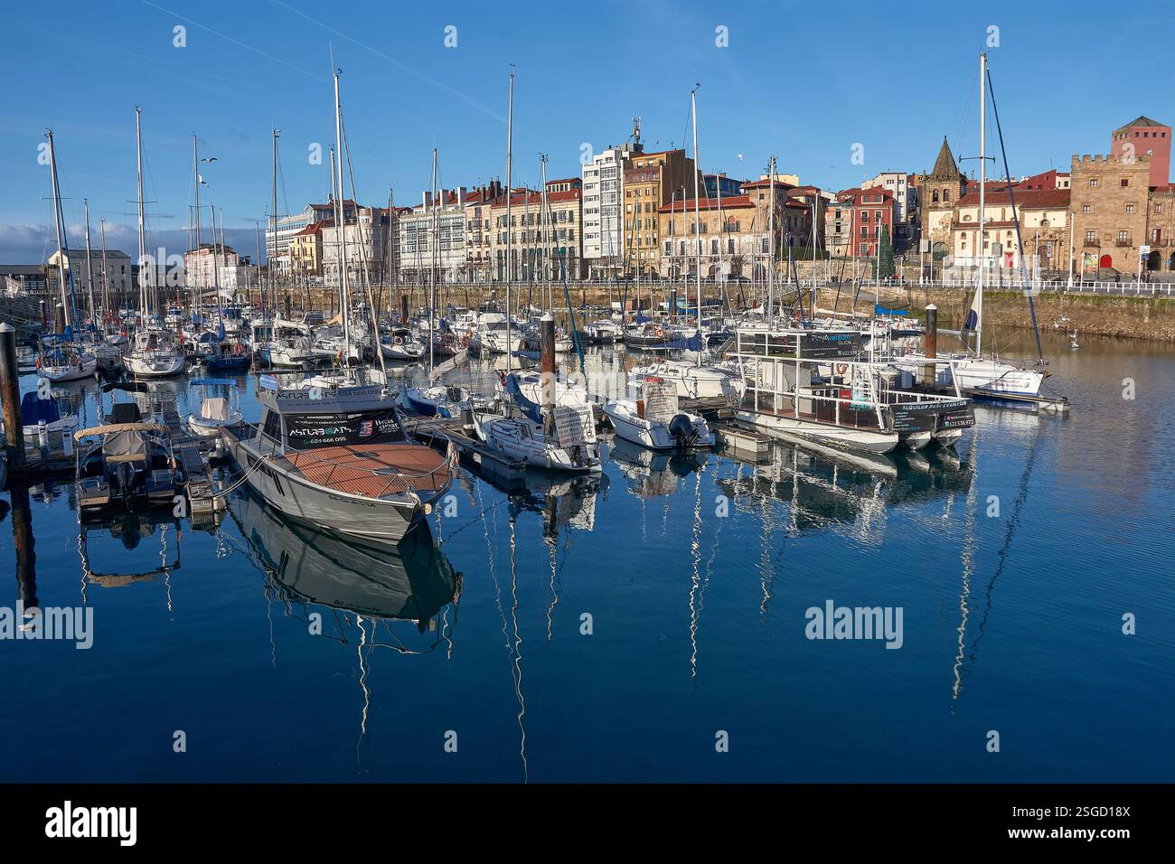Gijon, Espagne;3 février 2025;le très animé Puerto Deportivo de Gijón (Gijon Marina) dans les Asturies, Espagne, un centre d'activités nautiques et de charme côtier. Banque D'Images