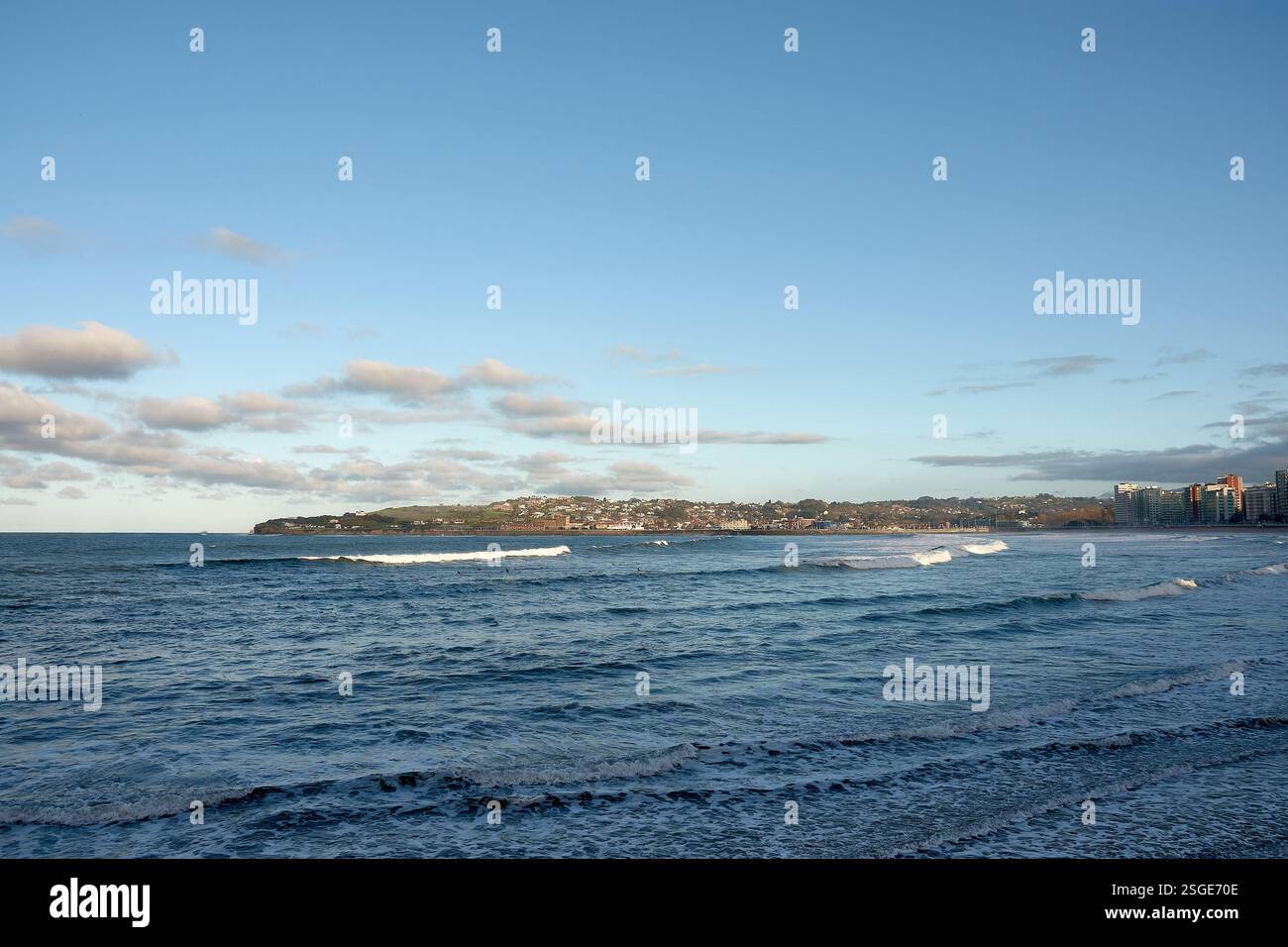 Cette photo captivante met en valeur le littoral et les gratte-ciel à couper le souffle de Gijon, en Espagne. L'image met en évidence le mélange harmonieux de Urban Banque D'Images