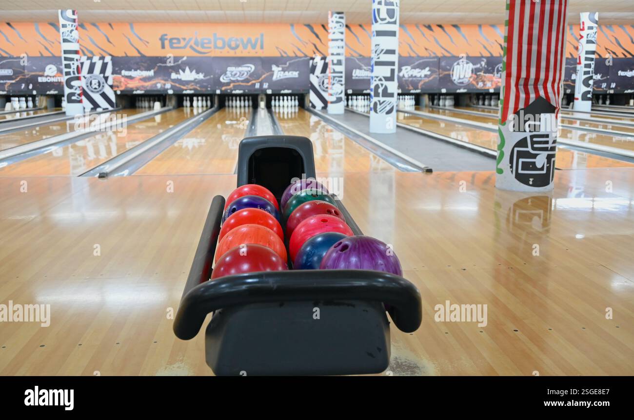 Piste de bowling avec des boules colorées en gros plan. Banque D'Images
