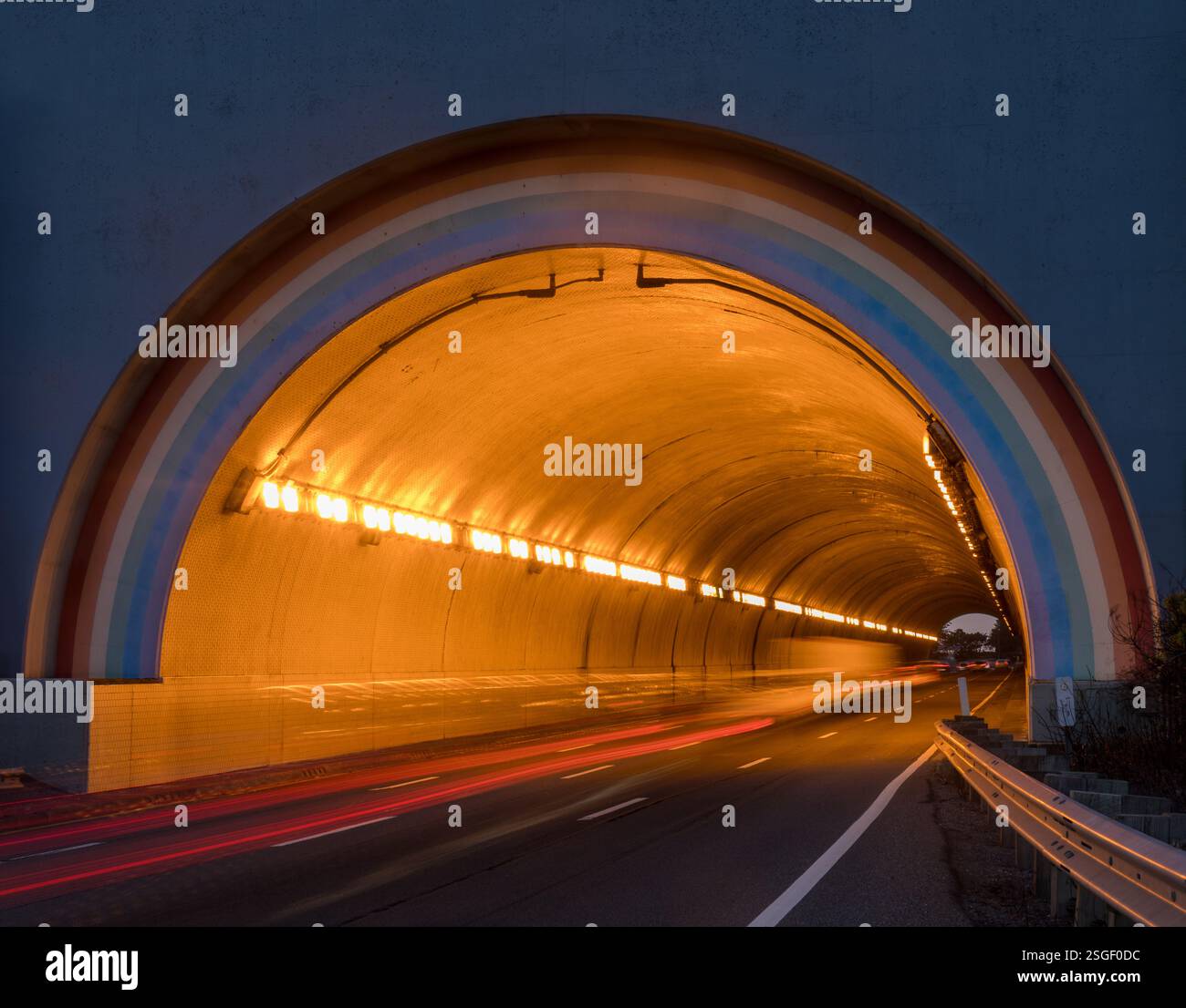 Le Rainbow tunnel (AKA Robin Williams tunnel) entrée en direction du nord avec des sentiers de voitures de lumière à Sausalito, en Californie. Banque D'Images