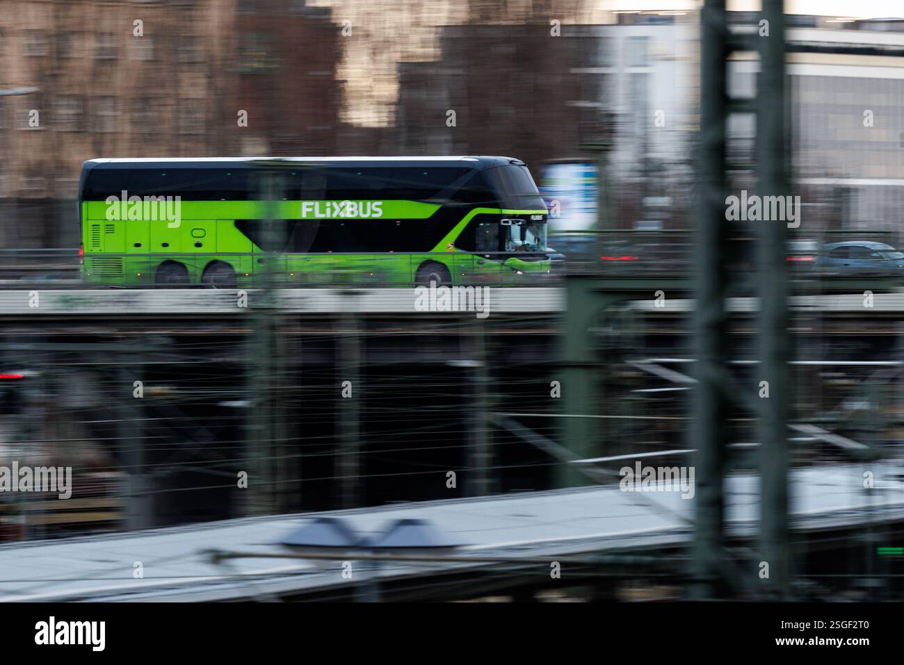 Munich, Allemagne. 31 janvier 2025. Le logo de la compagnie de bus longue distance FlixBus DACH GmbH peut être vu sur un bus en mouvement à Munich (Bavière) le 31 janvier 2025. La société exploite des services de bus longue distance en Allemagne, en Autriche et en Suisse en tant que filiale de la compagnie de transport allemande Flix se. Crédit : Matthias Balk/dpa/Alamy Live News Banque D'Images