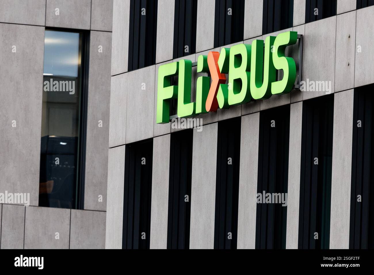 Munich, Allemagne. 31 janvier 2025. Le logo de la compagnie de bus longue distance FlixBus DACH GmbH est visible sur un panneau apposé sur un immeuble de bureaux à son siège à Munich (Bavière) le 31 janvier 2025. La société exploite des services de bus longue distance en Allemagne, en Autriche et en Suisse en tant que filiale de la compagnie de transport allemande Flix se. Crédit : Matthias Balk/dpa/Alamy Live News Banque D'Images