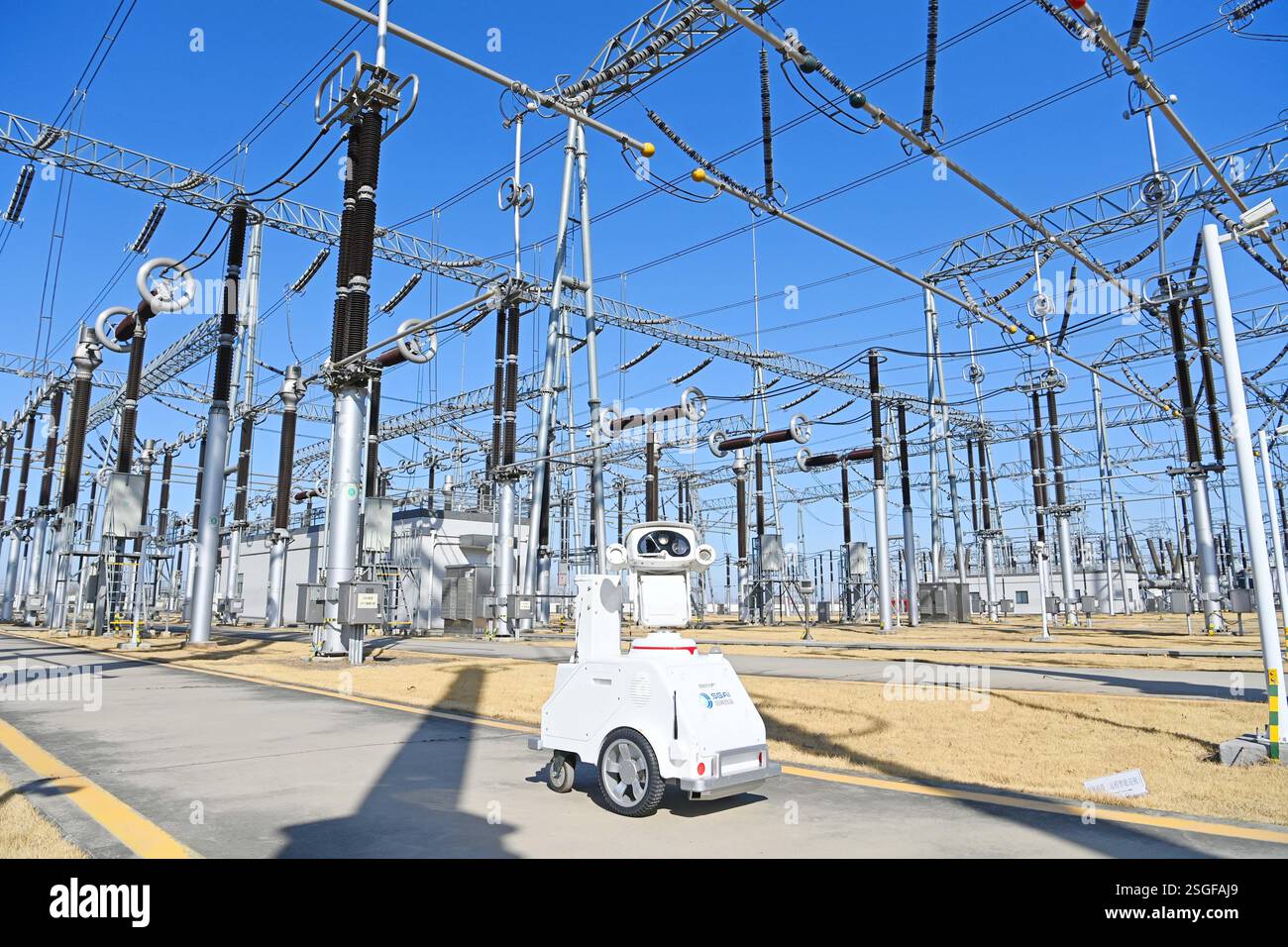 CHUZHOU, CHINE - 10 FÉVRIER 2025 - le personnel d'exploitation et de maintenance et un robot intelligent 5G effectuent une inspection intelligente d'un sous-marin 500 kV Banque D'Images