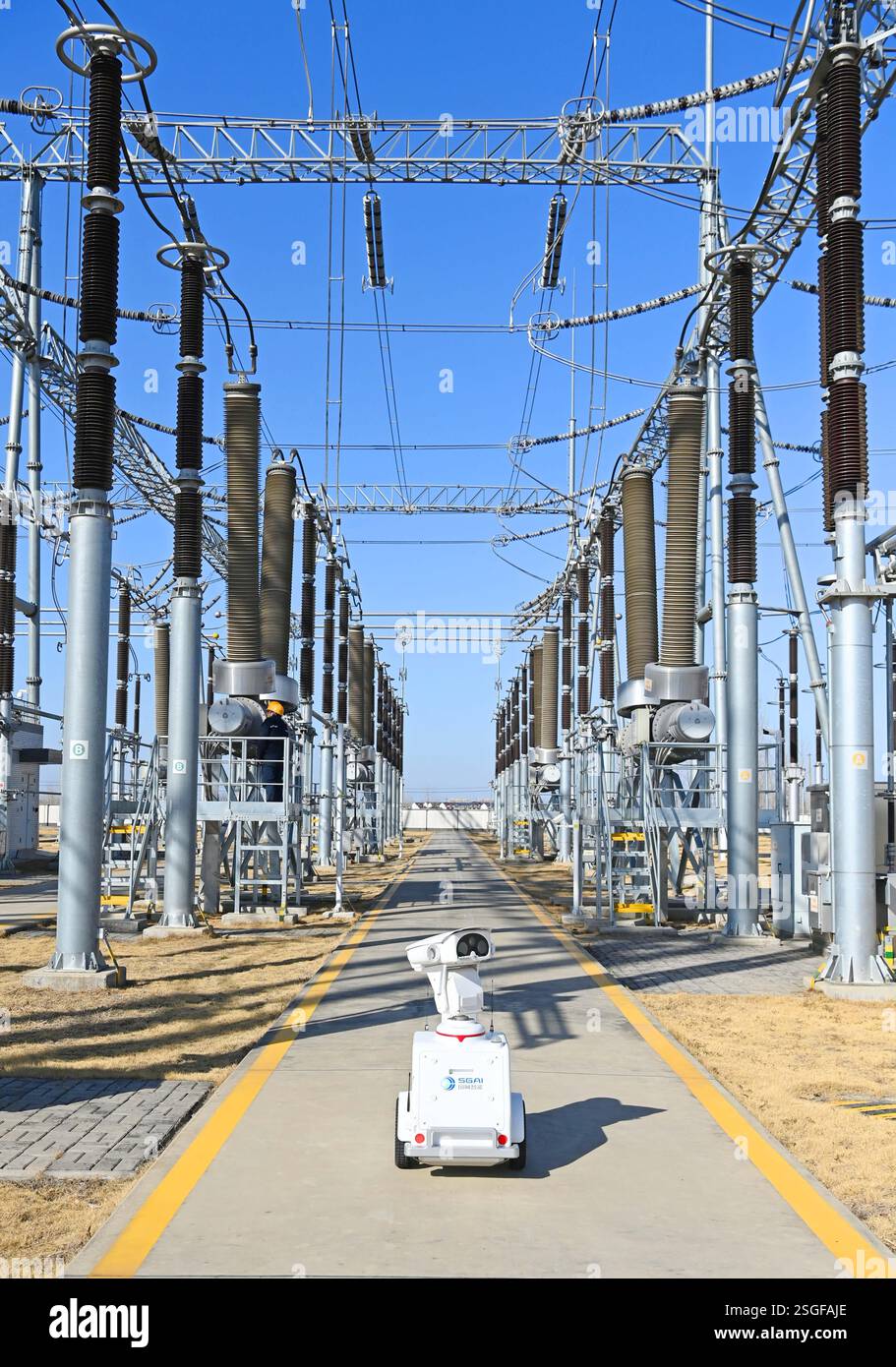 CHUZHOU, CHINE - 10 FÉVRIER 2025 - le personnel d'exploitation et de maintenance et un robot intelligent 5G effectuent une inspection intelligente d'un sous-marin 500 kV Banque D'Images