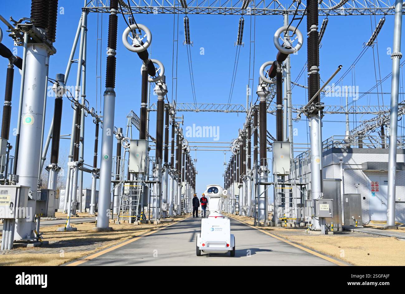 CHUZHOU, CHINE - 10 FÉVRIER 2025 - le personnel d'exploitation et de maintenance et un robot intelligent 5G effectuent une inspection intelligente d'un sous-marin 500 kV Banque D'Images