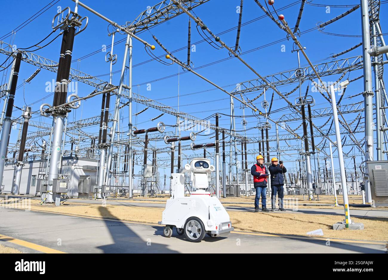 CHUZHOU, CHINE - 10 FÉVRIER 2025 - le personnel d'exploitation et de maintenance et un robot intelligent 5G effectuent une inspection intelligente d'un sous-marin 500 kV Banque D'Images