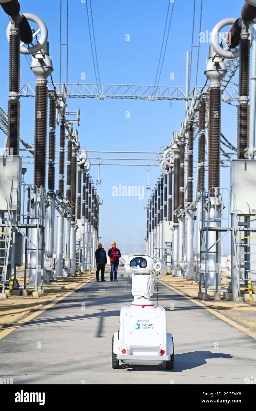 CHUZHOU, CHINE - 10 FÉVRIER 2025 - le personnel d'exploitation et de maintenance et un robot intelligent 5G effectuent une inspection intelligente d'un sous-marin 500 kV Banque D'Images