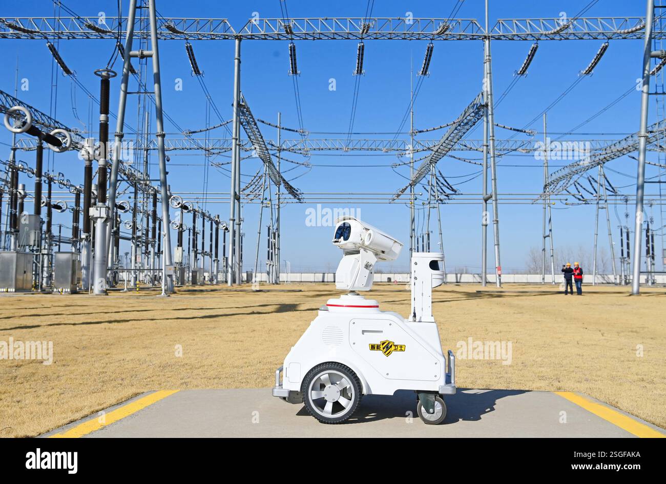 CHUZHOU, CHINE - 10 FÉVRIER 2025 - le personnel d'exploitation et de maintenance et un robot intelligent 5G effectuent une inspection intelligente d'un sous-marin 500 kV Banque D'Images