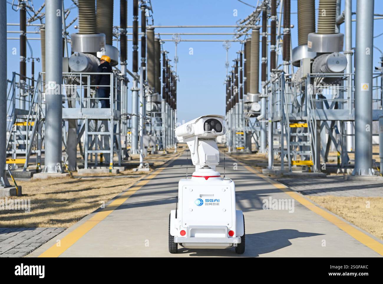 CHUZHOU, CHINE - 10 FÉVRIER 2025 - le personnel d'exploitation et de maintenance et un robot intelligent 5G effectuent une inspection intelligente d'un sous-marin 500 kV Banque D'Images