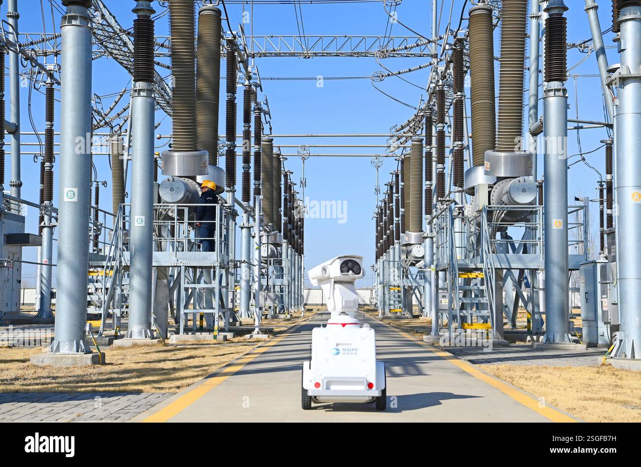 CHUZHOU, CHINE - 10 FÉVRIER 2025 - le personnel d'exploitation et de maintenance et un robot intelligent 5G effectuent une inspection intelligente d'un sous-marin 500 kV Banque D'Images